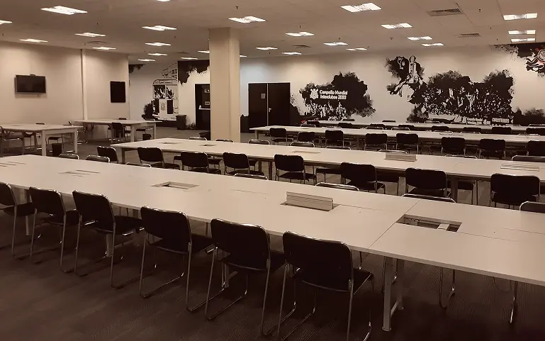 边锋在边路一对一带球的赛场实拍(被高估的风险与被低估的收益)