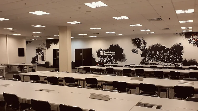 教练在发布会话筒前回答提问的赛场实拍(人员解释是最实在的内容)